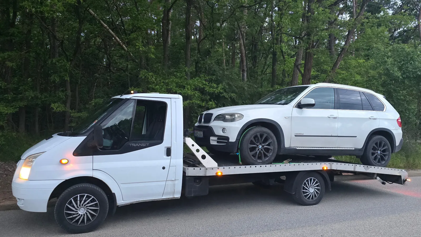 BMW X5 szállítása tréleren műszaki vizsgára biztonságos autószállítással.