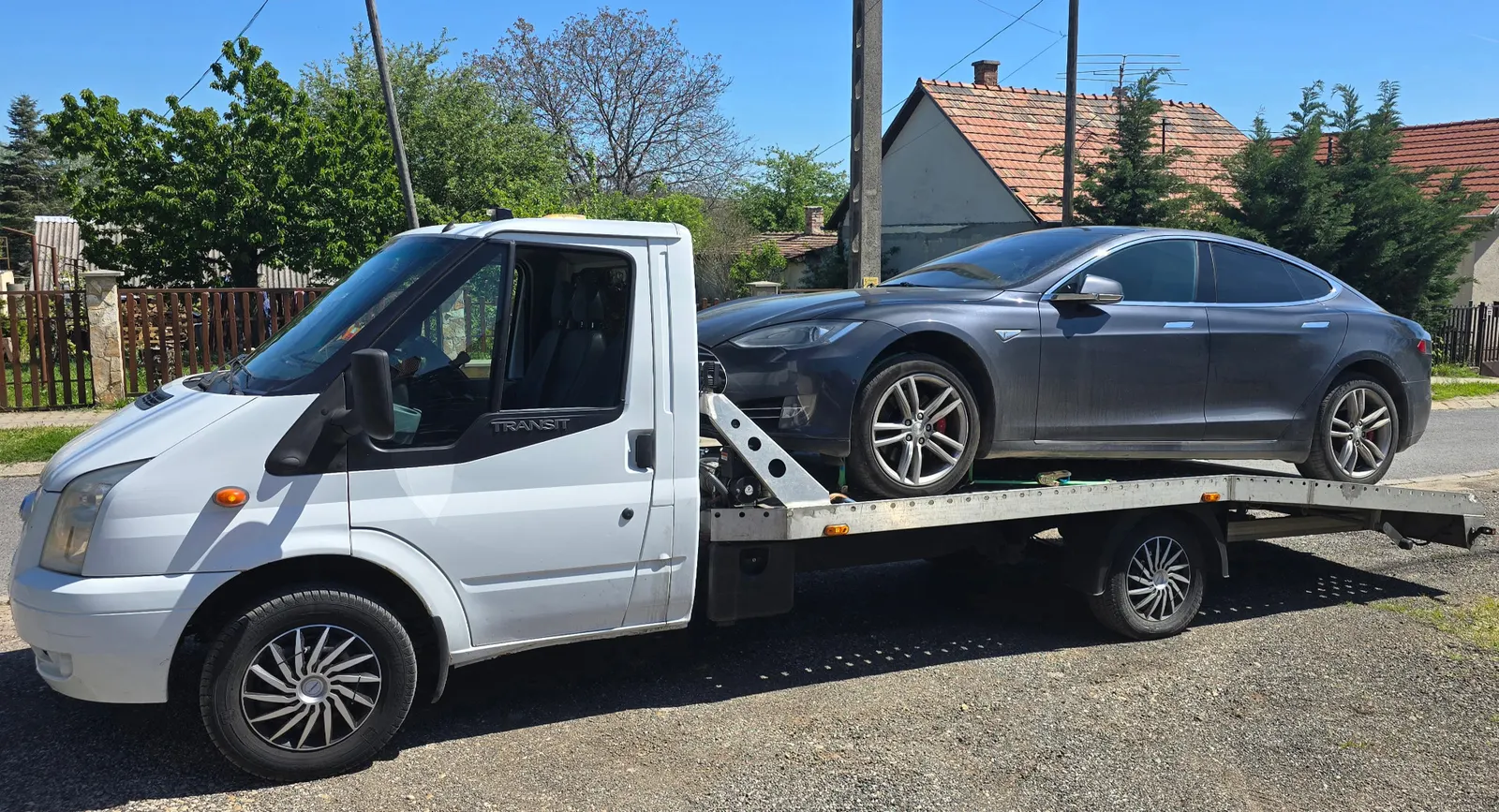 Mozgásképtelen Tesla Model 3 autómentése Veresegyházán